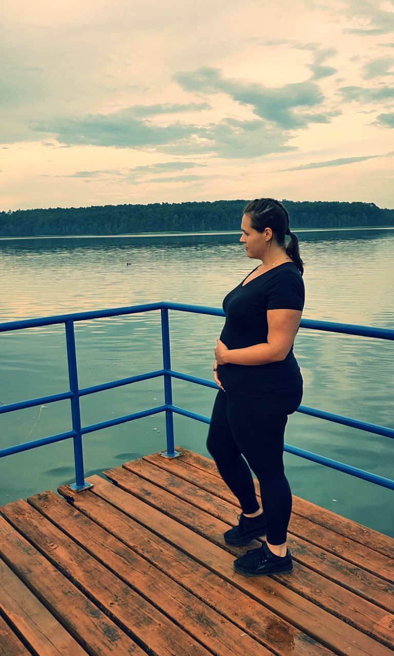 jezioro pomost kobieta w ciąży